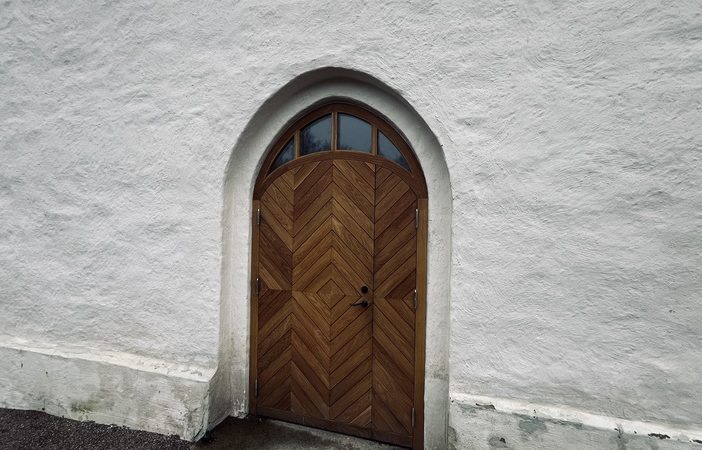 Oval dörr på utsida av kyrka