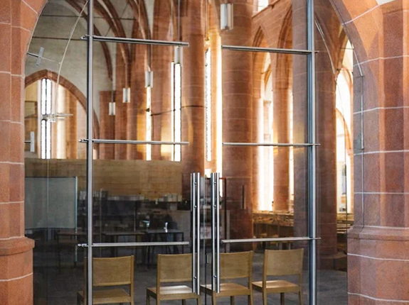 stora dörrar på kyrka