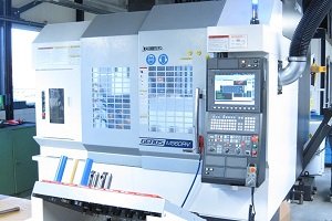 The brand-new machining centre for the fully automatic manufacturing of the shoes of the DICTATOR HAWGOOD swing door hinges